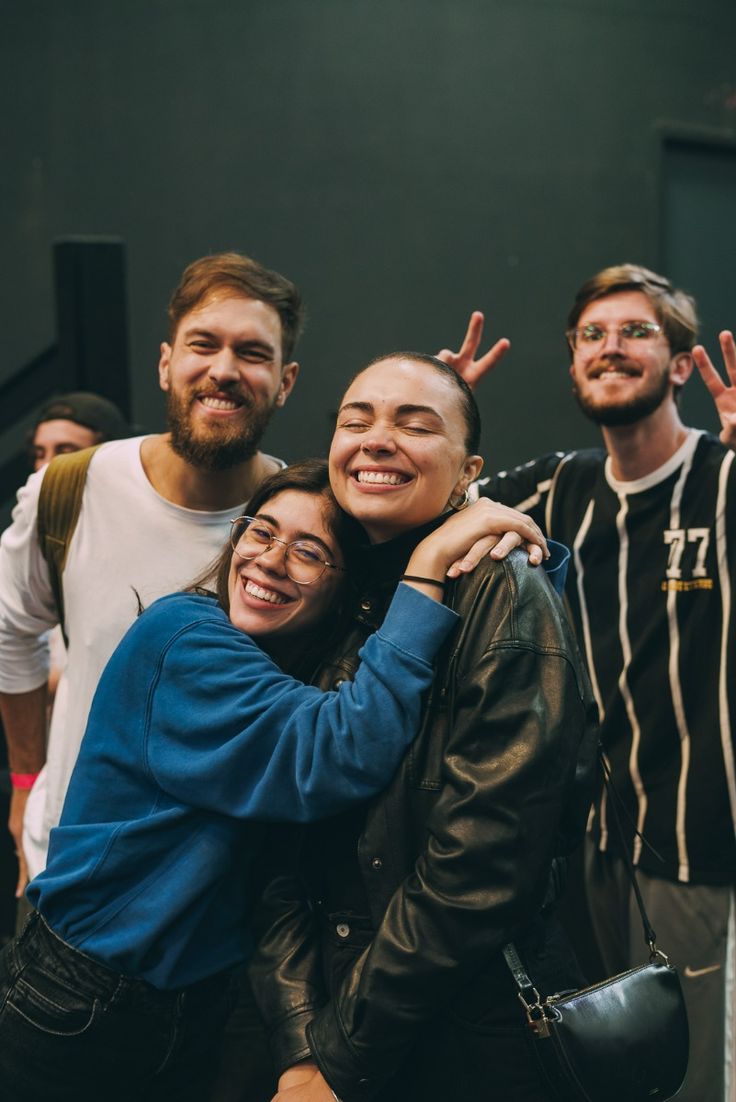 Un grupo de personas sonriendo y abrazándose